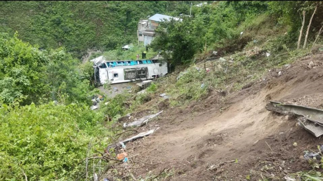 Turist otobüsü uçuruma yuvarlandı: 12 yolcu hayatını kaybetti