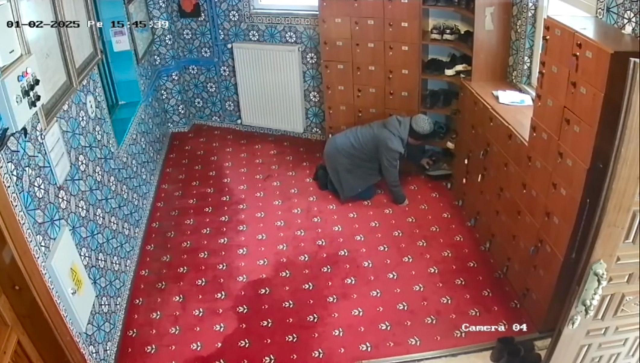 Beyoğlu'nda camide namaz kılıyor gibi yapıp ayakkabı çaldı