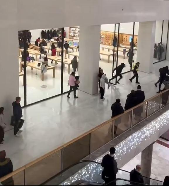 Gündüz vakti Apple mağazası yağmalandı: 6 kişi tutuklandı Gündüz vakti Apple mağazası yağmalandı: 6 kişi tutuklandı