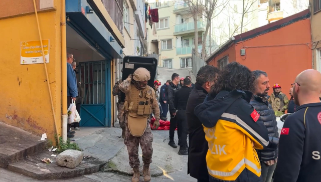 Cinnet getiren genç boğazına bıçak dayadı, Özel Harekat soluğu evinde aldı