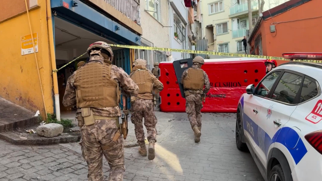 Cinnet getiren genç boğazına bıçak dayadı, Özel Harekat soluğu evinde aldı