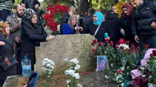 Ferdi Tayfur'un mezarında 'Babam ben geldim' diye ağladı