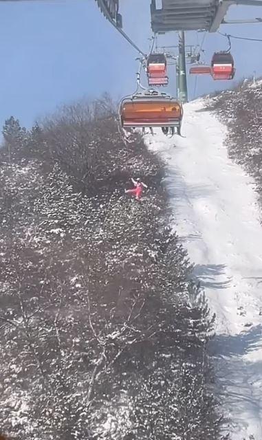 Küçük çocuk, teleferikten ağaçların üzerine düştü