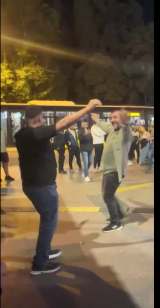 Turistlerin paralarını çalıp oyun havası eşliğinde göbek attılar Turistlerin paralarını çalıp oyun havası eşliğinde göbek attılar