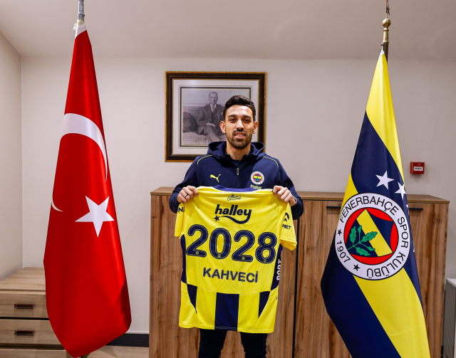 Fenerbahçe, İrfan Can Kahveci'nin sözleşmesini 3 yıl uzattı