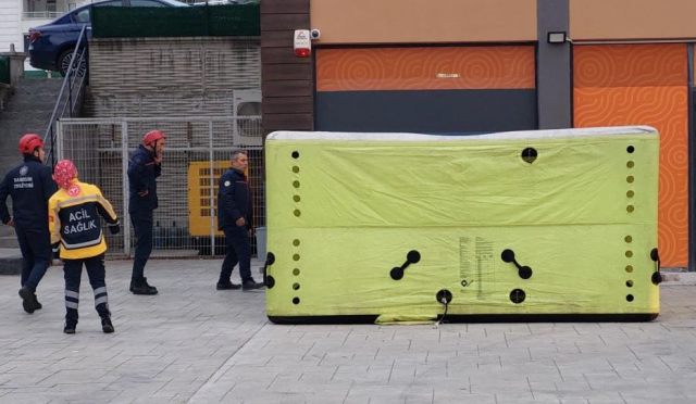 Bunalıma giren kadın avukat 12. katın balkonunda yürekleri ağza getirdi