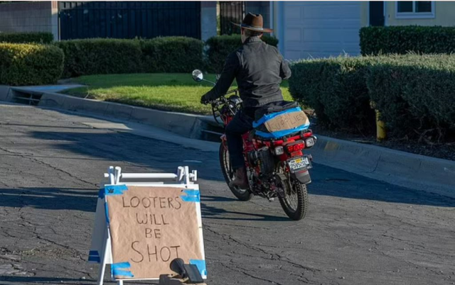 Los Angeles'ta itfaiyeci kılığına girip yağma yapan 29 kişi yakalandı