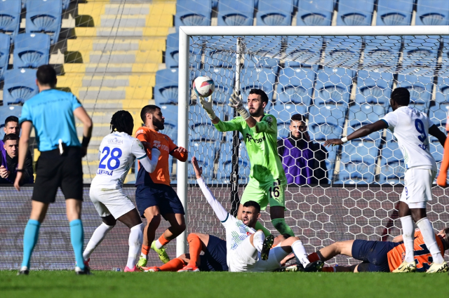 Süper Lig'de bir ilk de yaşandı: RAMS Başakşehir, Çaykur Rizespor'u 2-0 mağlup etti