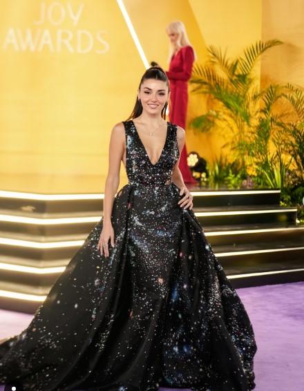 Hande Erçel'in Riyad tarzı beğeni topladı! Joy Awards gecesine damgasını vurdu