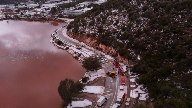 Antalya'da şiddetli yağış ulaşımı felç etti