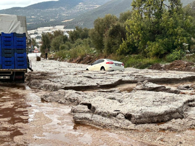 Antalya'da şiddetli yağış ulaşımı felç etti