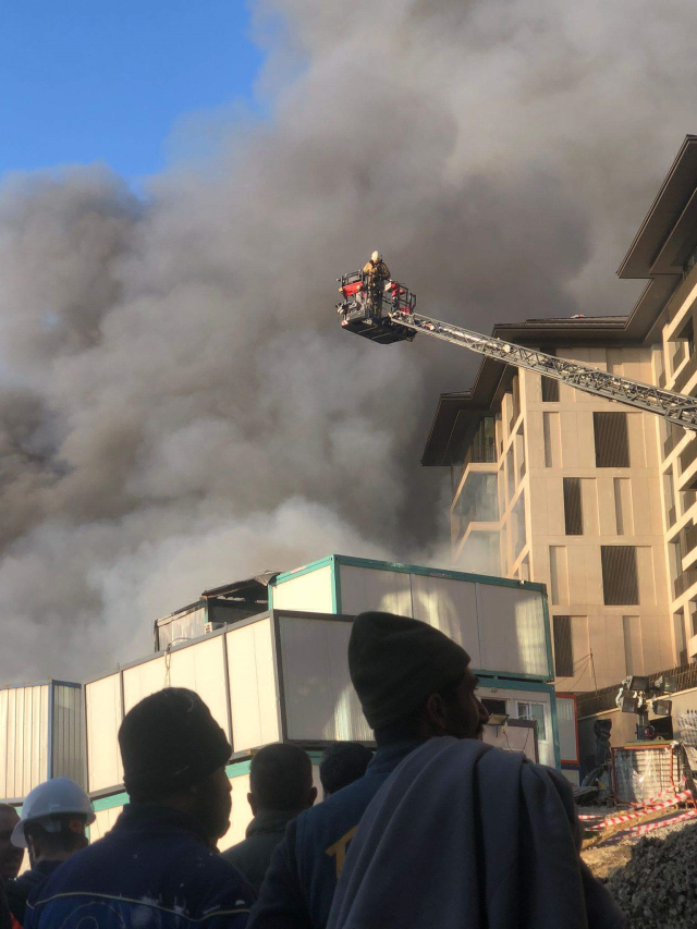 Üsküdar'da korkutan yangın: Dumanlar her yerden görüldü