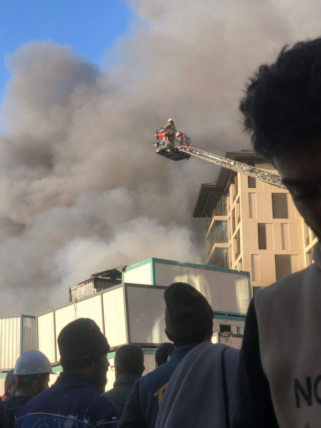 Üsküdar'da korkutan yangın: Dumanlar her yerden görüldü