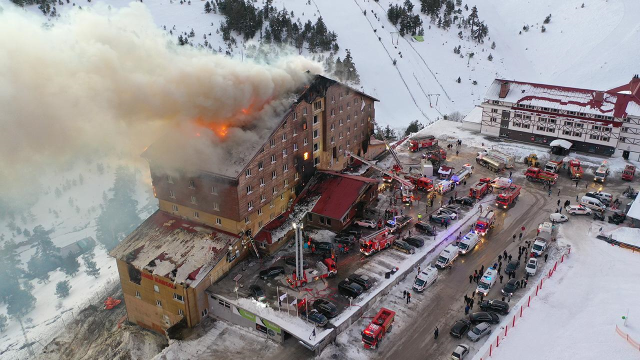 Yangından kurtulan otel personeli dehşet anlarını anlattı: İnsanlar çocuklarını aşağıya attı