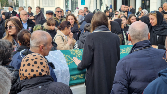 Faciadan camdan atlayarak kurtulan baba, yitirdiği eşi ve çocuklarını gözyaşları içinde uğurladı