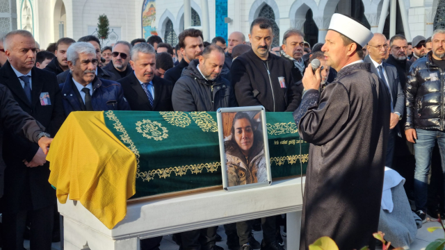 Faciadan camdan atlayarak kurtulan baba, yitirdiği eşi ve çocuklarını gözyaşları içinde uğurladı