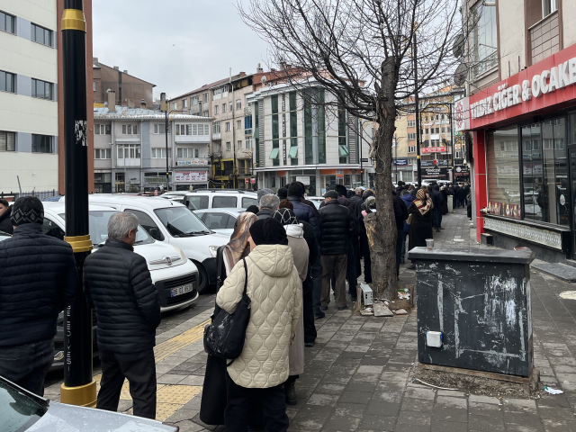 Bekleme süresi 2 saati buldu! Zam söylentisi uzun kuyruklar oluşturdu