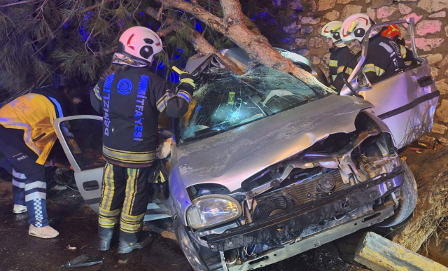 Denizli'de kontrolden çıkan otomobil ağaca çarptı: 2 ölü, 1 yaralı Denizli'de kontrolden çıkan otomobil ağaca çarptı: 2 ölü, 1 yaralı