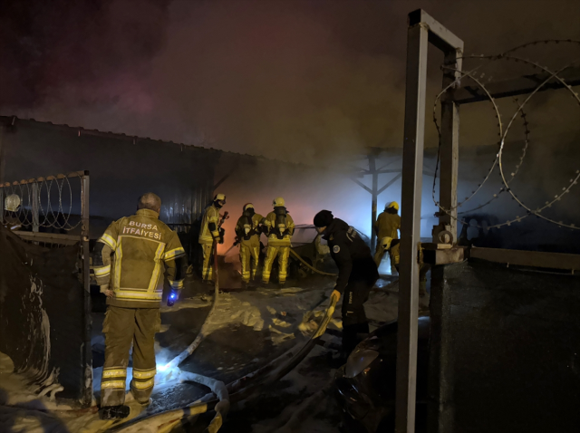 Oto galerisi küle döndü! 10 araç kullanılamaz hale geldi