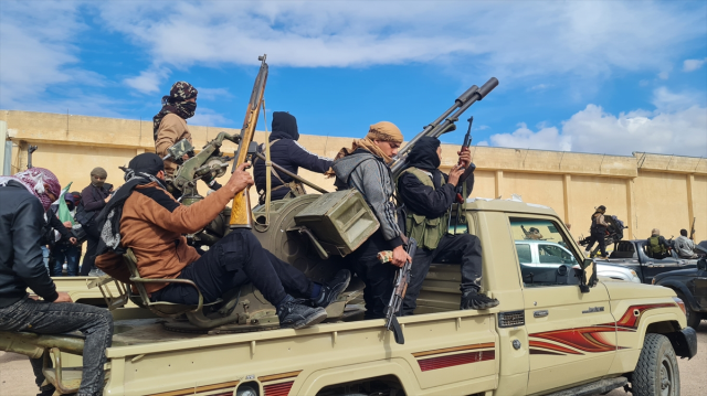 Suriye'de Arap Sünni aşiretler silah bırakarak yeni yönetimi destekleme kararı aldı