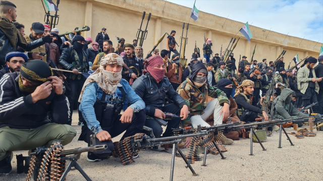 Suriye'de Arap Sünni aşiretler silah bırakarak yeni yönetimi destekleme kararı aldı