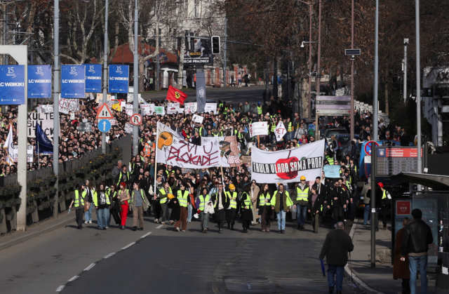 Protestolarla yangın yerine dönen Sırbistan'da Başbakan Vucevic istifa etti