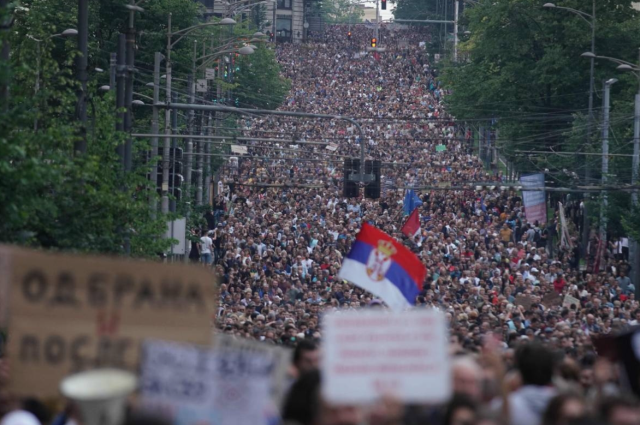 Protestolarla yangın yerine dönen Sırbistan'da Başbakan Vucevic istifa etti