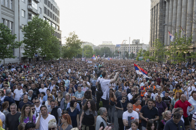 Protestolarla yangın yerine dönen Sırbistan'da Başbakan Vucevic istifa etti