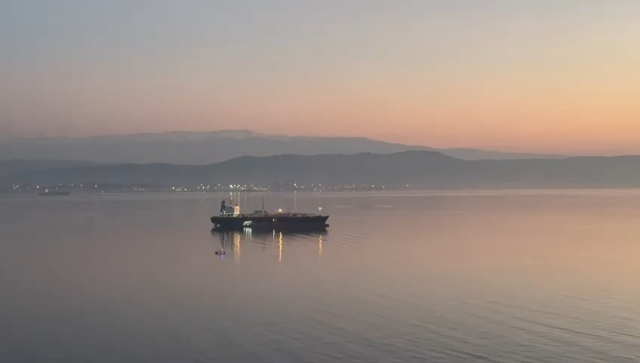 Gemlik'te kötü koku yayan gemi kıyıdan uzaklaştırıldı