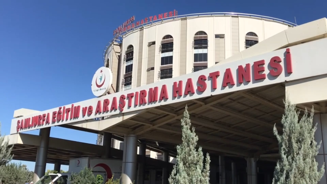 Hastane acil servisinde husumetlisini defalarca bıçakladı