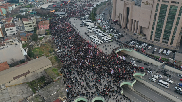 Mansur Yavaş, İmamoğlu'na destek için Çağlayan Adliyesi'ne geldi