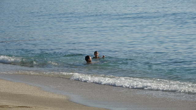 Antalya'da plajlar doldu, şubat ayında denize girildi