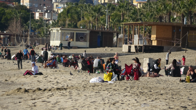 Antalya'da plajlar doldu, şubat ayında denize girildi