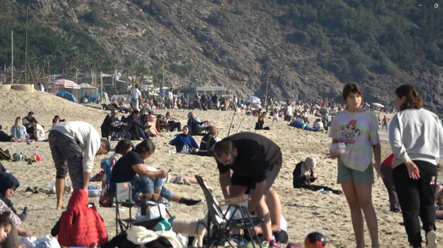 Antalya'da plajlar doldu, şubat ayında denize girildi