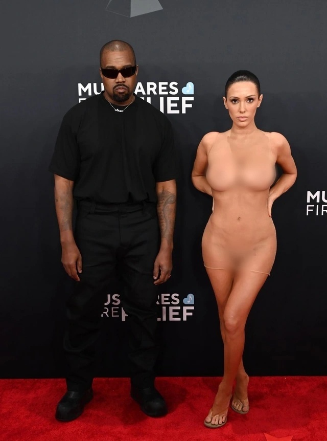 Grammy Ödülleri'ne şeffaf elbise ile katılan Bianca Censori'ye tepki yağdı