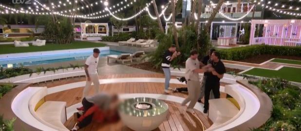 Love Island'da şaşırtan anlar: Ekin Su, arkadaşının sevgilisiyle öpüştü