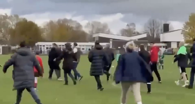 10 yaş altı futbol maçında skandal görüntüler: Veliler sahaya dalıp birbirine girdi