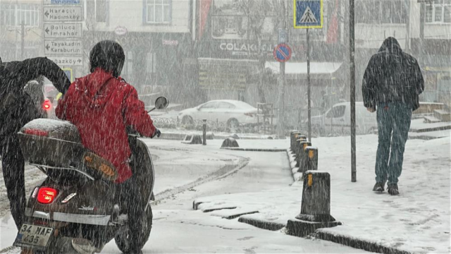 İstanbul kara teslim! Yağış etkisini artırdı, AKOM'dan yeni uyarı geldi