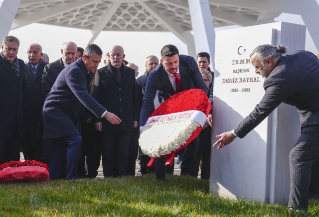 Özel, Baykal'ın mezarı başında söz verdi: 2 yıl içinde iktidar olacağız