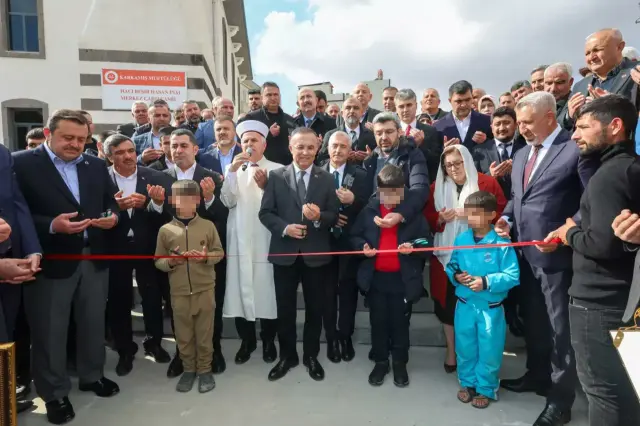 Cami açılışında vicdanları sızlatan görüntü