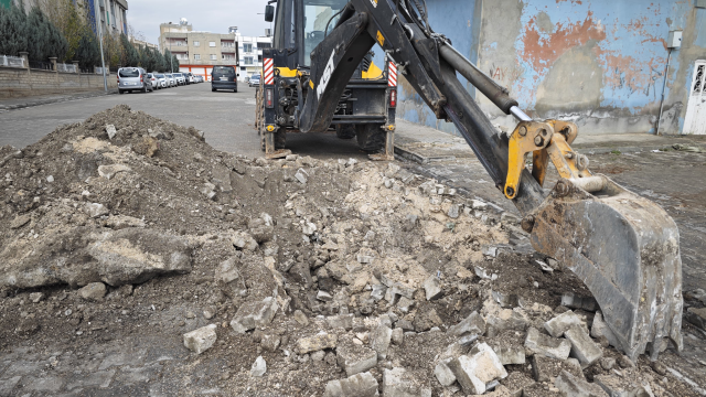 İlçedeki altyapı çalışmasında patlayıcı dolu mutfak tüpü bulundu