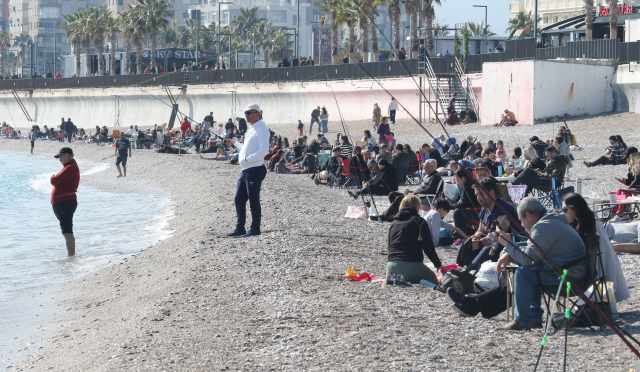 Tüm Türkiye'de kara kış hakimken Antalya sahilleri akın akın doldu