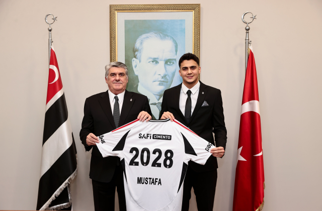 Beşiktaş, Mustafa Erhan Hekimoğlu ile yeni sözleşme imzaladı