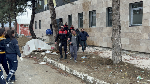 Edirne'de parasını alamayan işçi çatıdan atlamak istedi