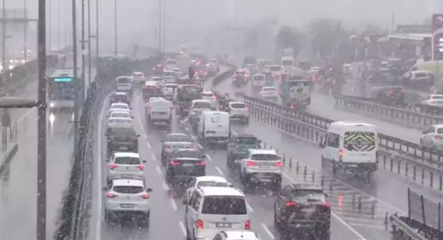 İstanbul'da hayat durma noktasında! Trafik yoğunluğu yüzde 90'a ulaştı