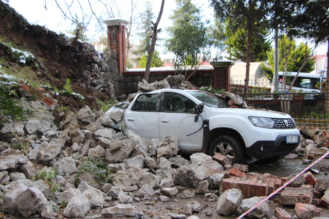 İstinat duvarı çöktü, 30 saniyeyle kurtuldu