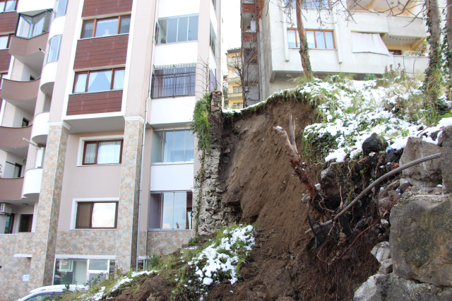 İstinat duvarı çöktü, 30 saniyeyle kurtuldu