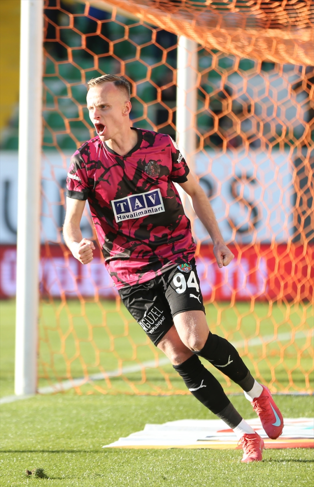 Alanyaspor, Adana Demirspor'u geri gelerek 3-2 mağlup etti