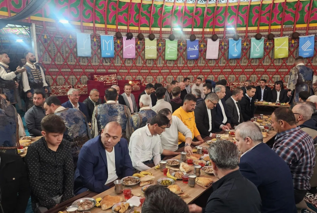 Yaren çadırında herkesi şaşkına uğratan ses! Gözünü kapatıp dinleyenler Ferdi Tayfur sandı