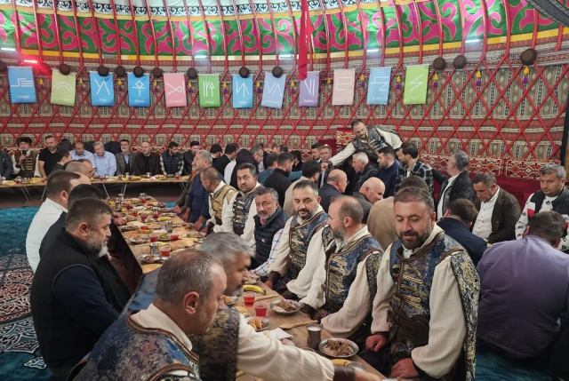 Yaren çadırında herkesi şaşkına uğratan ses! Gözünü kapatıp dinleyenler Ferdi Tayfur sandı